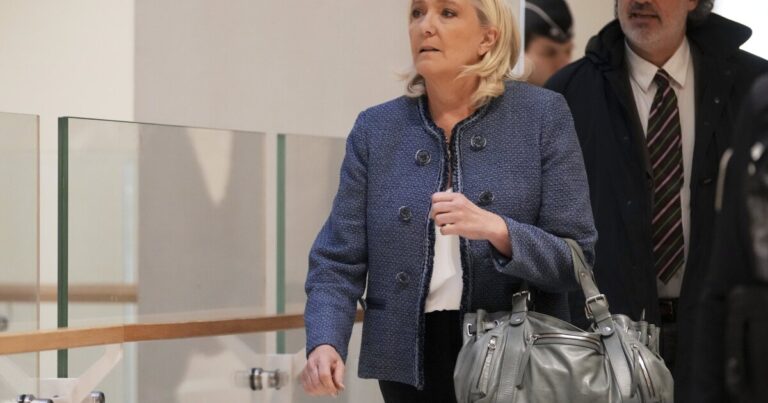 프랑스 법원 바 가장 오른쪽 지도자 마린 르 펜 (Marine Le Pen)
    


