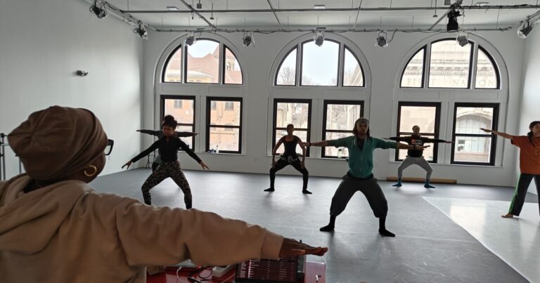 피츠버그 댄스 극단은 Growing Braddock Arts Corridor에 대한 스튜디오를 개설합니다.
    


