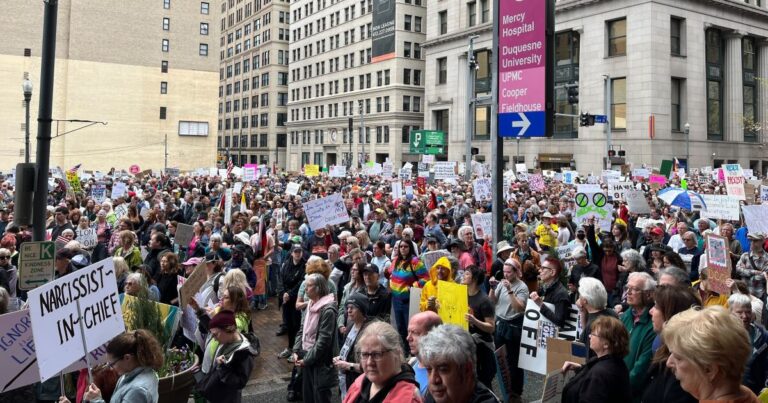 피츠버그 시내에 수천 명의 사람들이 모여 트럼프 행정부에 항의합니다
    


