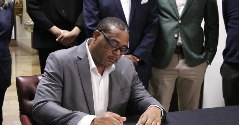 피츠버그 시장 게인 니 (Gainey)는 차별 금 차별 주택 보호를 강화하려고합니다
    


