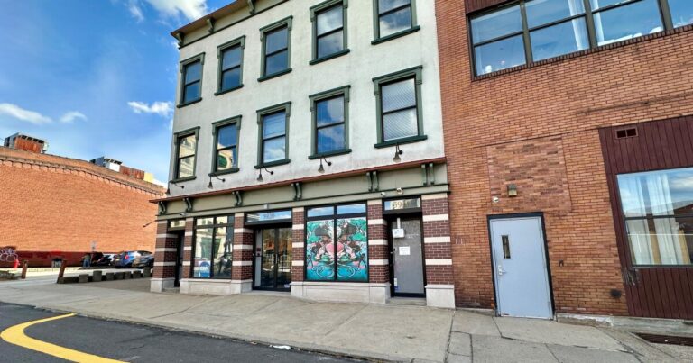 피츠버그 주 담당자. 펜실베이니아의 낙태 클리닉에 대한 새로운 보호를 추진합니다
    


