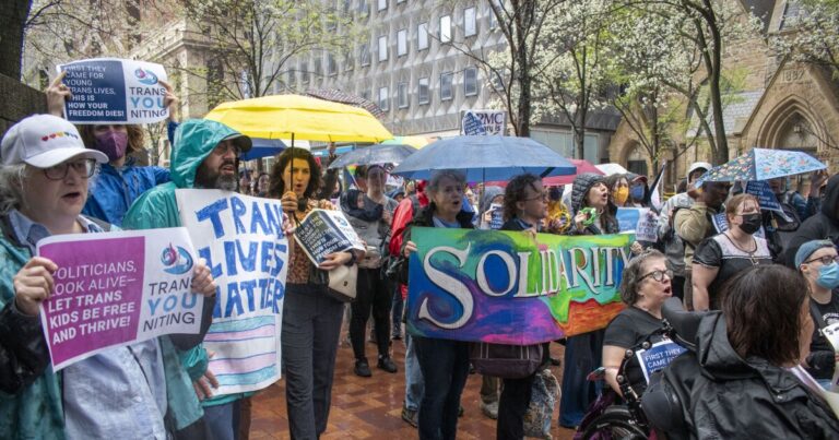 피츠버그시 지도자, 시위자들은 트랜스 청소년을위한 성별 감독 관리를 회복 할 것을 요구합니다.
    


