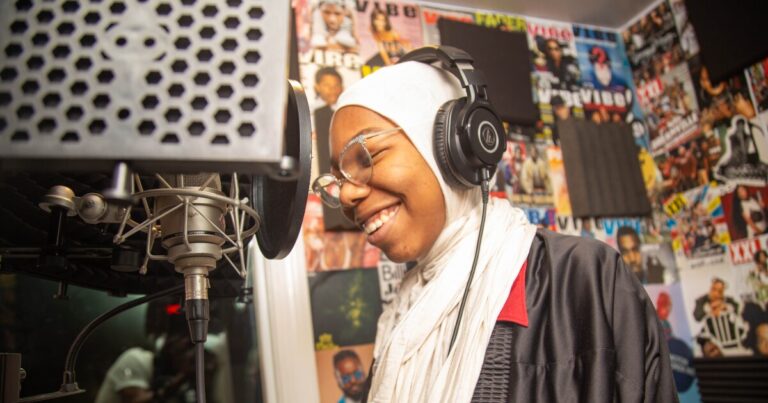 피츠버그와 우간다의 학생들은 새로운 노래에 대해 협력합니다.
    


