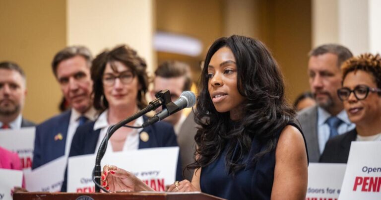 피츠버그의 파월과 공동 의장으로, 주택 코커스는 경제성, 구역 지정 개혁을 추구합니다.
    


