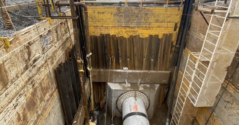 하수구 수리를위한 지루한 새로운 기술이 남쪽으로 나옵니다.
    


