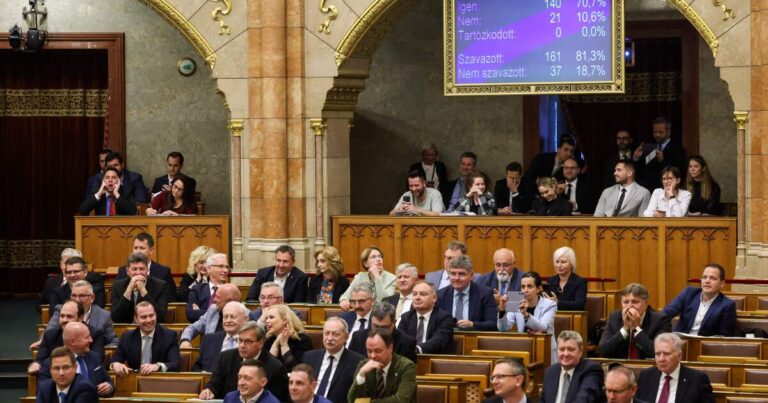 헝가리는 LGBTQ+ 공개 행사를 금지하기 위해 헌법 개정안을 통과합니다
    


