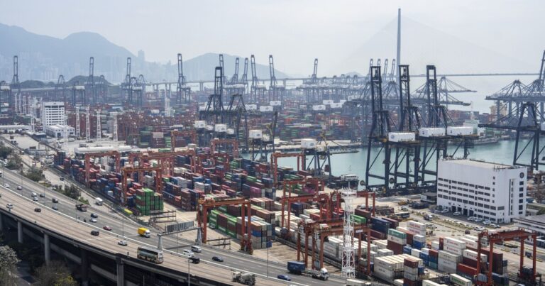 홍콩 우체국은 관세를 통해 미국에 소포 운송을 중단합니다.
    


