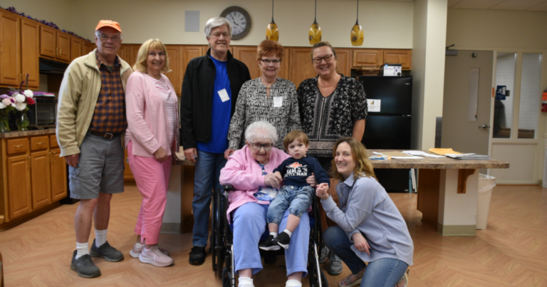 1922 년에 태어난 레바논 카운티의 Lorraine Koons는 81 년 연속 투표로 축하했습니다.
    


