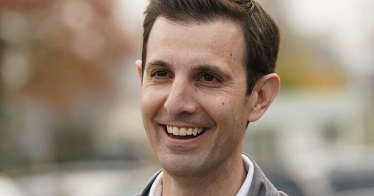 Collins는 VA 해고 두려움을 해결 한 후 Deluzio
    


