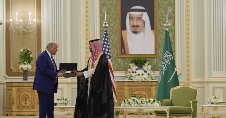 NYT 칼럼니스트 토마스 프리드먼은 트럼프의 중동 여행에서 '창조적 가능성'을 본다
    


