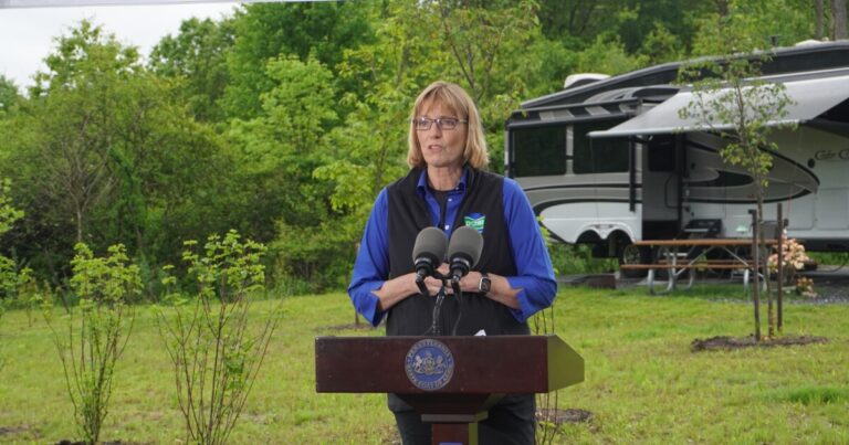 Pa. Campgrounds의 예약이 급증함에 따라 New Campground는 대머리 독수리 주립 공원에서 열립니다.
    


