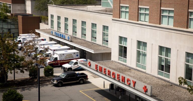 Pa. Health Care의 사모 펀드 투자자는 환자의 우선 순위를 정하지 않는다고 비평가들은 말합니다.
    


