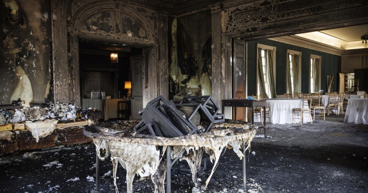 Pennsylvania 주지사의 거주지에서 경찰은 용의자의 911 전화가 풀려나면서 동기를 찾는 동기를 찾습니다.