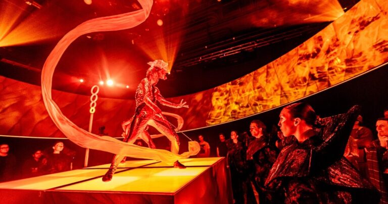 Point Park University의 'Ascend'피츠버그 시내의 멀티미디어 광경
