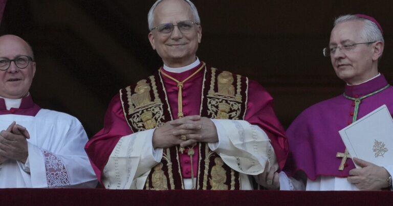 Robert Prevost 추기경은 Leo XIV라는 이름을 선택하여 최초의 미국 교황이되었습니다.
