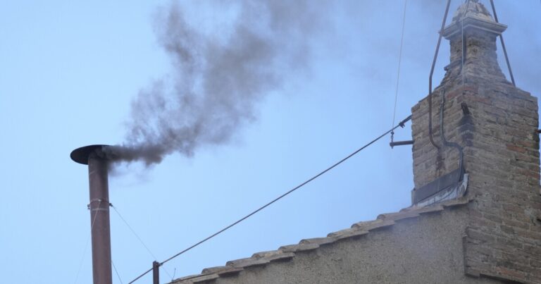 검은 연기가 시스틴 예배당의 굴뚝에서 쏟아진 후 아직 선출 된 새로운 교황은 없습니다.
