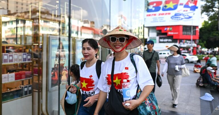 관계 개선에도 불구하고 미국은 베트남의 전쟁 기념일 퍼레이드에서 결석 할 것입니다.
