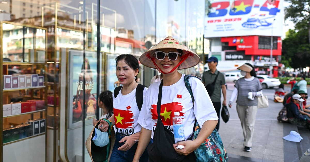 관계 개선에도 불구하고 미국은 베트남의 전쟁 기념일 퍼레이드에서 결석 할 것입니다.