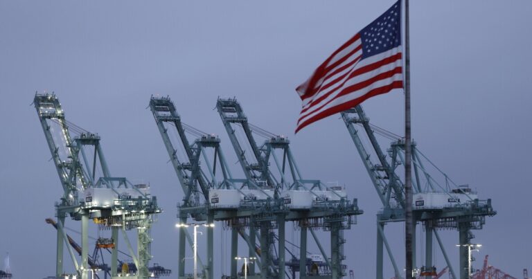 관세로 인해 LA 항구의화물은 35% 하락했습니다.
