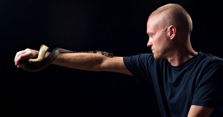 그는 뱀이 그를 200 번 물어서 더 나은 뱀을 만들었습니다.
