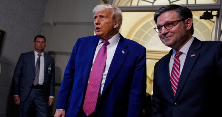 남아프리카 대통령은 미국을 방문하고 GOP는 트럼프의 세금 청구서를 분할했습니다.
    


