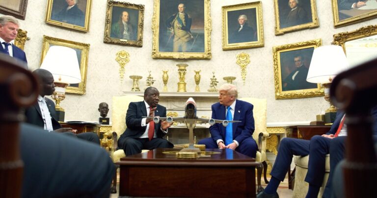 남아프리카의 대통령은 트럼프의 타원형 사무실 매복 중에 침착 한 것에 대해 찬사를 받았습니다.
    


