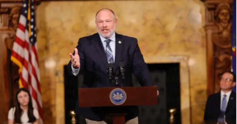 대중의 국회의원은 대중이 총재의 저택에서의 방화 공격이 어떻게 발생했는지 알려야한다고 말한다.
