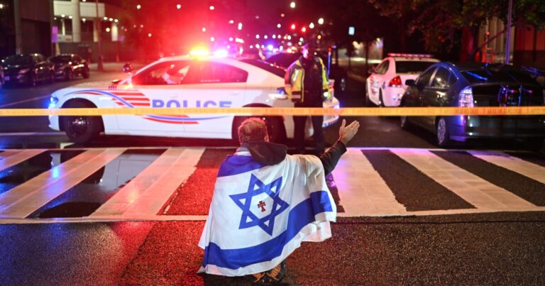 두 이스라엘 대사관 보좌관이 사망했습니다. 그리고 집은 트럼프의 '크고 아름다운 빌'을 통과합니다.
    


