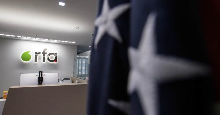 라디오 프리 아시아는 트럼프 행정부와의 자금 조달 싸움 속에서 대량 정리를 발표합니다.
