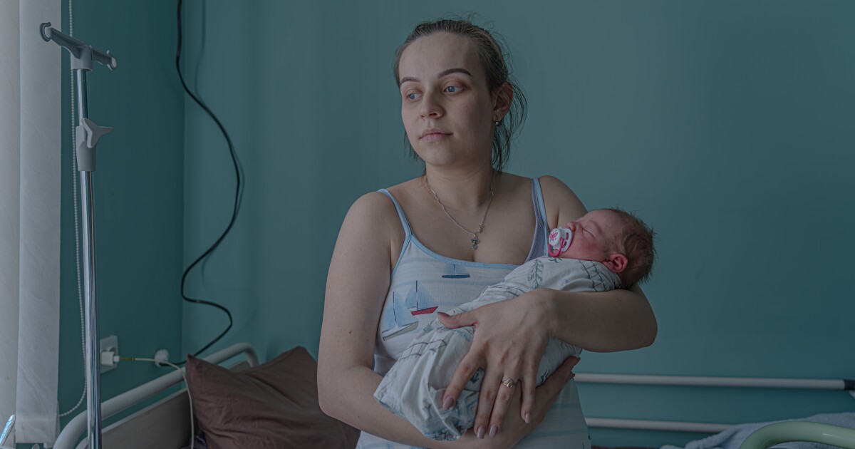 러시아 군으로 둘러싸인 지역의 우크라이나의 마지막 출산 와드 내부