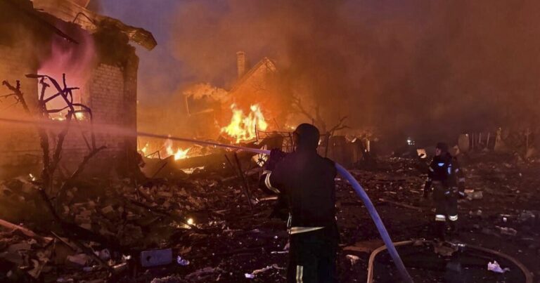 러시아는 지금까지 전쟁의 가장 큰 드론 앤 미사일 공격으로 우크라이나를 쳤다.
    


