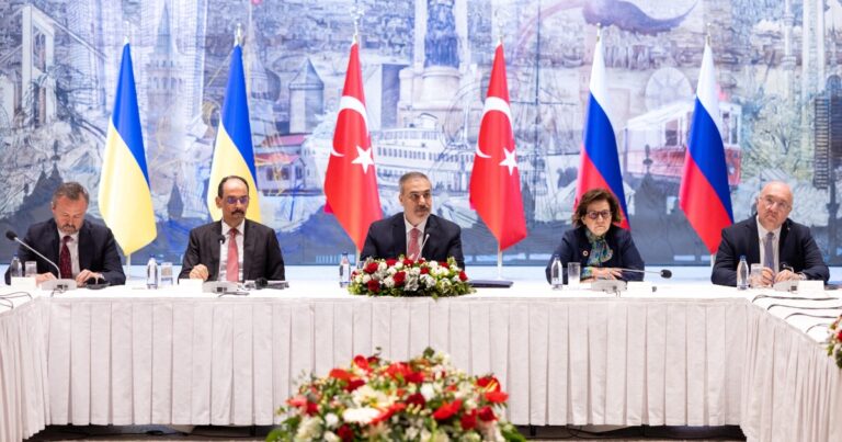 러시아와 우크라이나는 죄수들을 교환하는 데 동의하지만 터키 대화 후 휴전은 없습니다.
    


