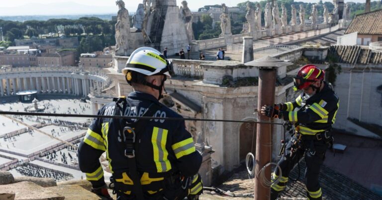 바티칸은 다음 교황의 선택을 알리기 위해 굴뚝을 설치합니다.
