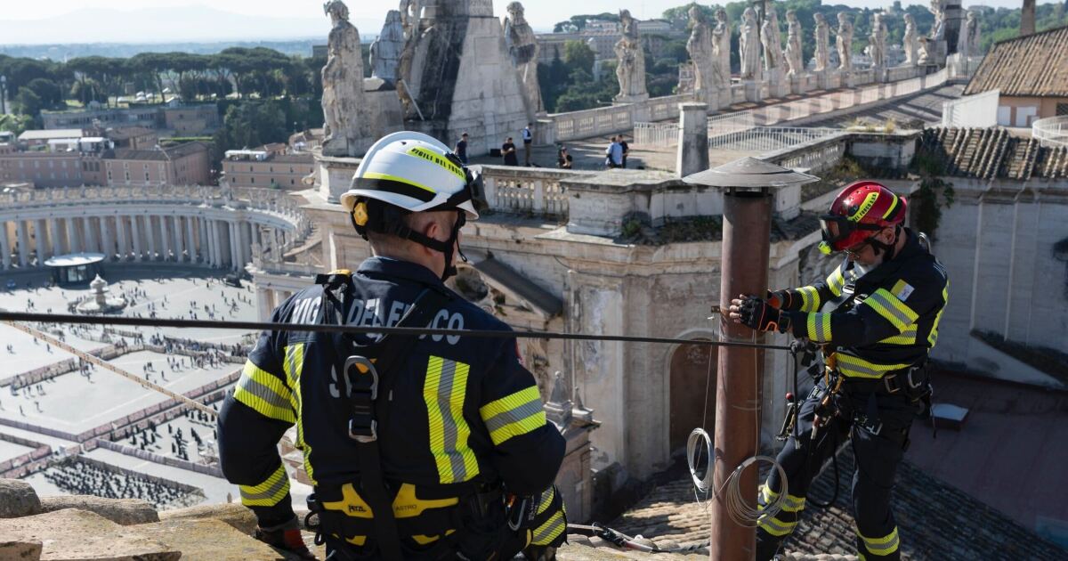 바티칸은 다음 교황의 선택을 알리기 위해 굴뚝을 설치합니다.