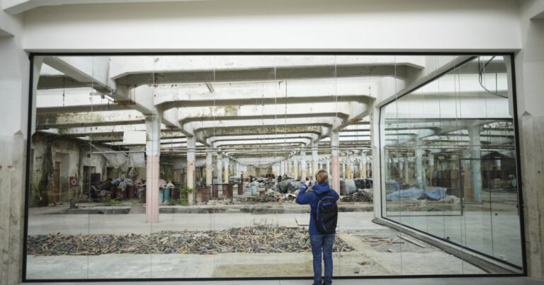 박물관은 오스카르 쉰들러가 1,200 명의 유대인을 구한 현장에서 체코에서 열립니다.
    


