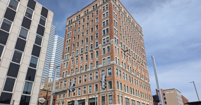 빈 다운타운 사무실을 Smithfield Street의 저렴한 주택으로 전환
