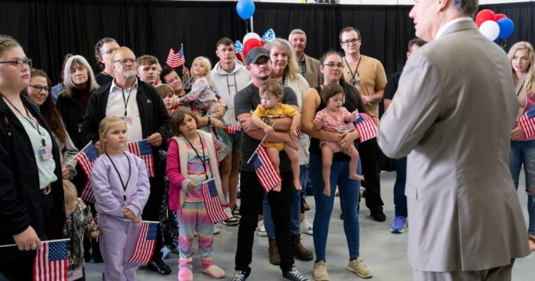 성공회 교회 지도자는 다른 난민들에 대한 아프리칸 사람들을 돕는다 고 말합니다.
    


