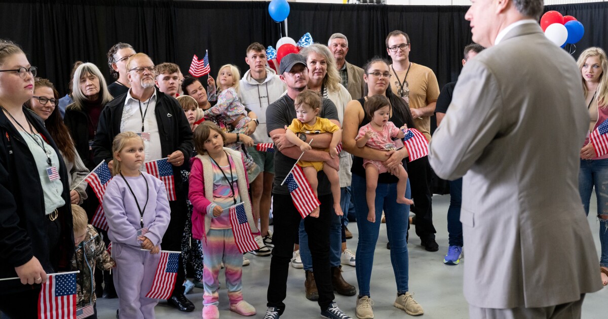 성공회 교회 지도자는 다른 난민들에 대한 아프리칸 사람들을 돕는다 고 말합니다.