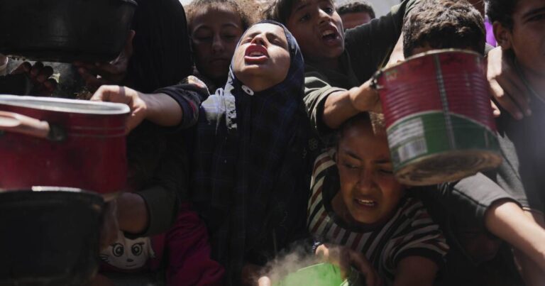 세계 중앙 주방은 줄어든 용품으로 가자 전역의 수프 주방을 닫습니다.
