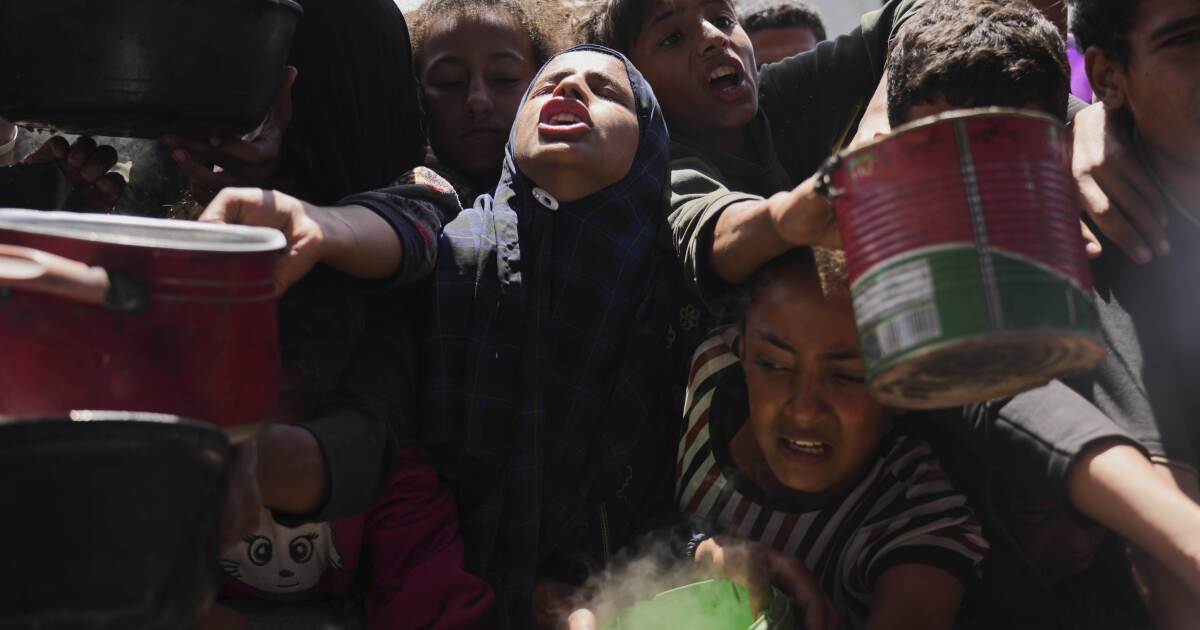 세계 중앙 주방은 줄어든 용품으로 가자 전역의 수프 주방을 닫습니다.