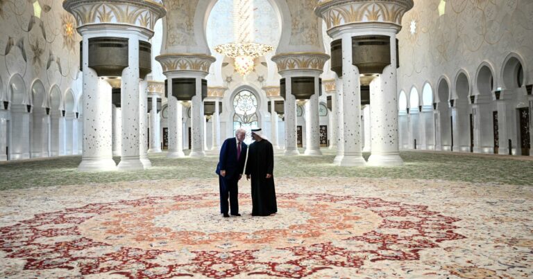 아부 다비에서 트럼프는 대통령으로 모스크를 처음 방문했습니다.
    


