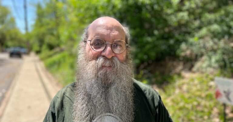 오랫동안 피츠버그 반 자녀 운동가 켄 리갈 (Ken Regal)은 비영리 단체로부터 은퇴하기 위해
