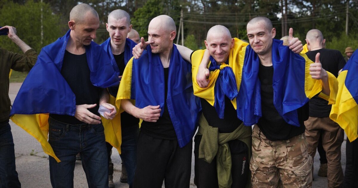 우크라이나와 러시아는 침략 이후 가장 큰 전쟁 포로 교환을 시작합니다.