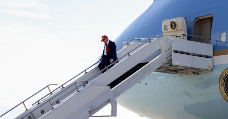 윤리 전문가들은 카타르의 고급 비행기를 받아들이는 트럼프의 의미에 대해 걱정합니다.
    


