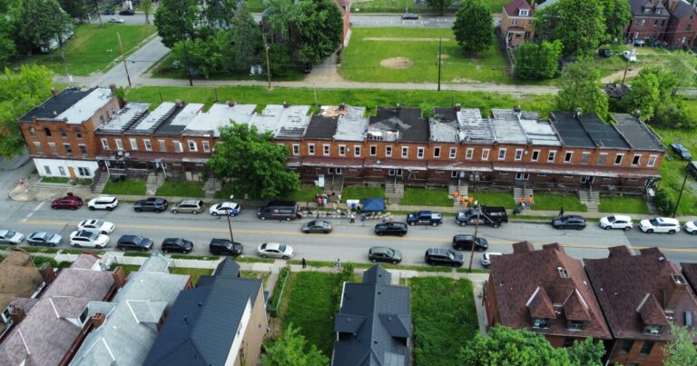 '이 역병이 바뀔 수있다': 비영리 단체 인 Community Group은 소홀히 한 Homewood Row Houses를 재활용하는 것을 목표로합니다.
    


