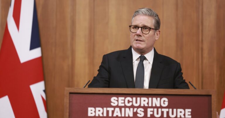 이민 한도로 영국은 '열린 국경에서 실패한 실험'을 종식 시키겠다고 맹세합니다.
    


