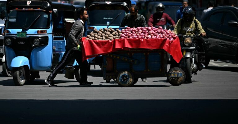 인도-파키스탄 휴전은 2 일 동안 보유하고 있습니다
    


