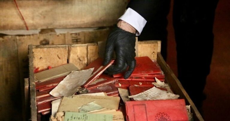 잊혀진 나치 문서의 트로브는 아르헨티나 대법원 지하실에서 발견됩니다.
    


