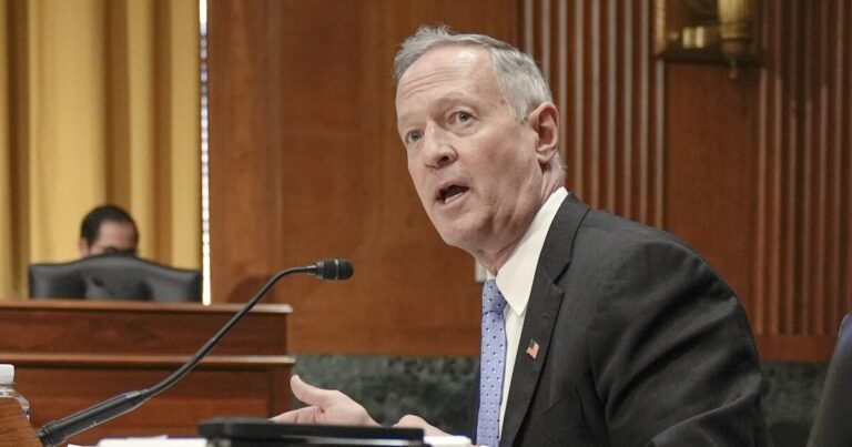 전 총재, 사회 보장 관리자 O'Malley는 프로그램의 미래에 Town Hall에 Lamb에 합류했습니다.
    


