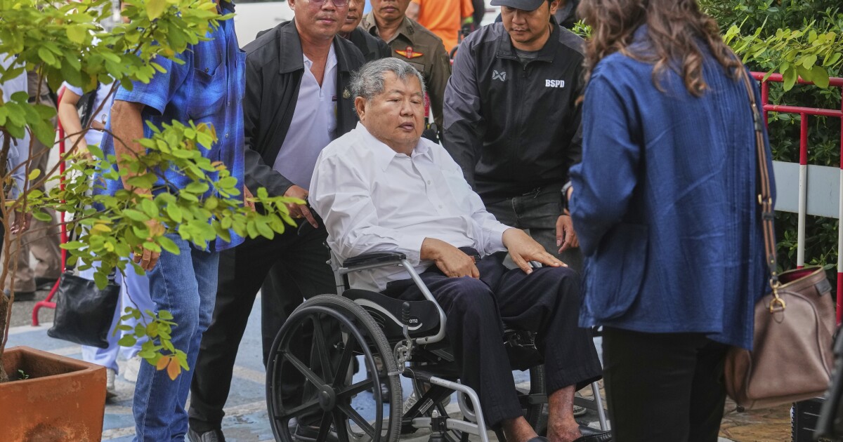 지진으로 방콕 타워 붕괴로 경찰에 건설 대기업이 항복